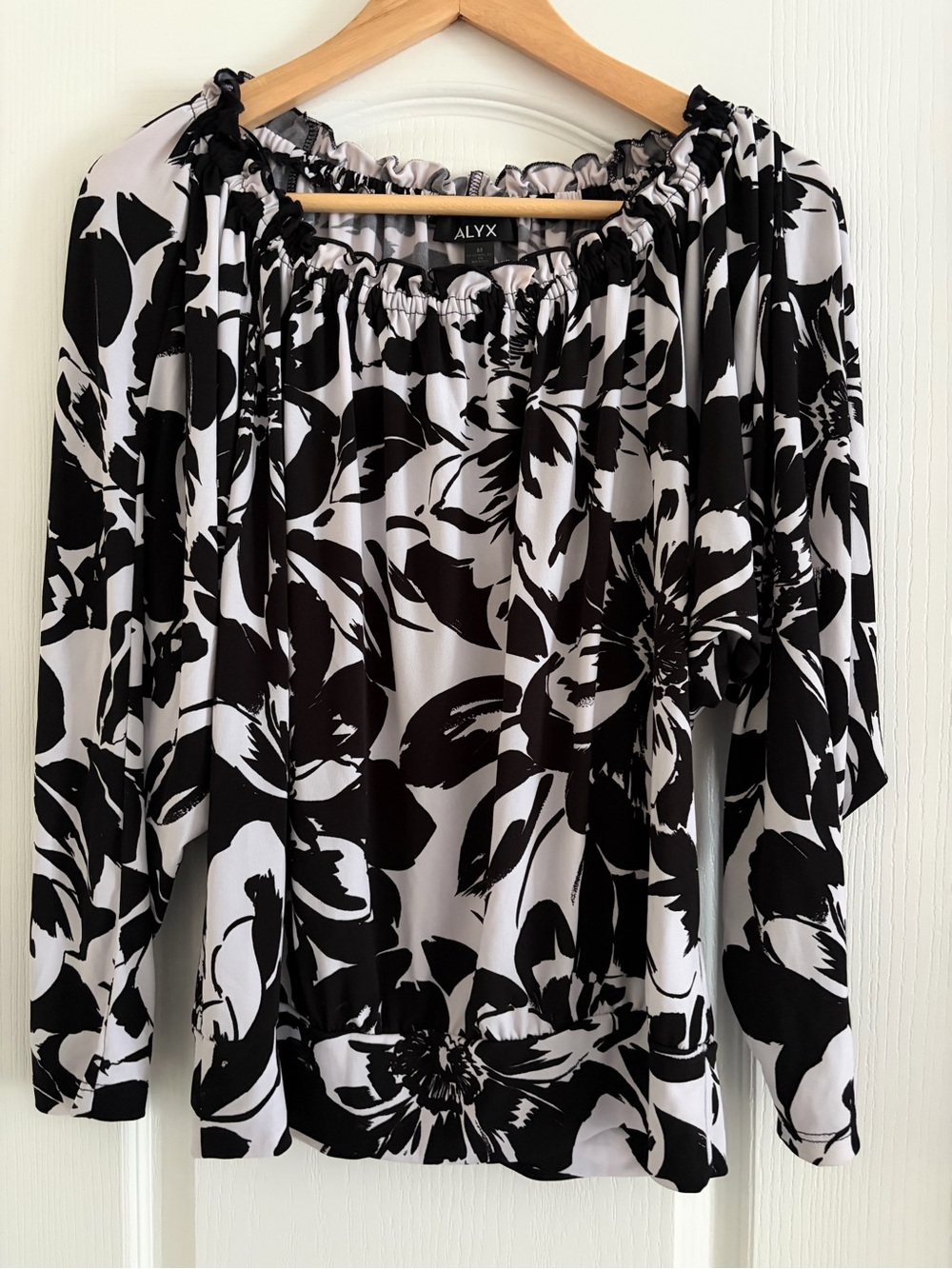 5/$25 ALYX Black & White Floral Peasant Blouse